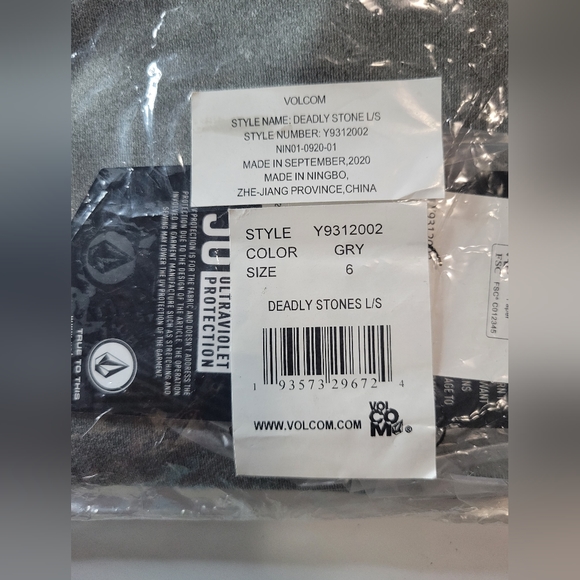 Tilly's VOLCOM Deadly Stones Boys Rash Guard - Picture 4 of 4